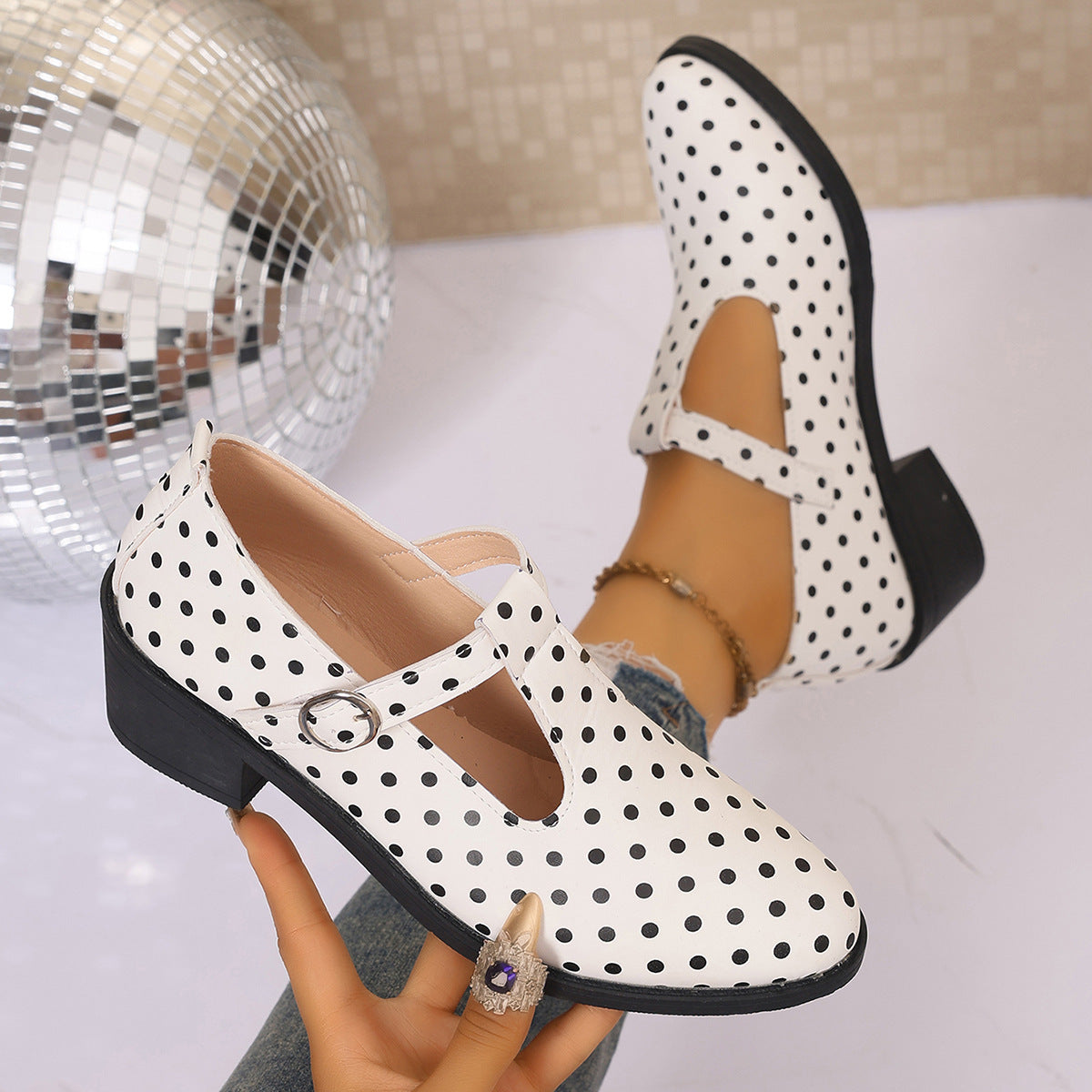 Foot comfort – French retro polka dot shoes